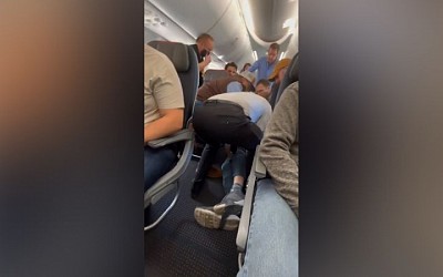 American Airlines flight forced to return to Albuquerque after a man tried to open the emergency exit, passengers say