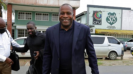 Stanley Menzo keert na anderhalf jaar terug als bondscoach van Suriname