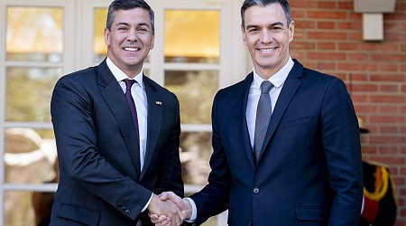 Sánchez traslada al presidente de Paraguay el compromiso de España con seguir apoyando el desarrollo del país