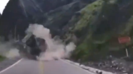 Pedras despencam de montanha e esmagam veículos no Peru