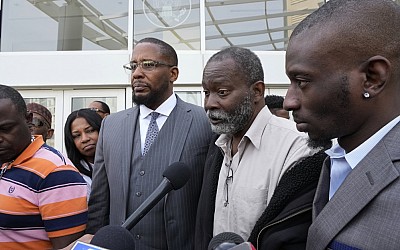 Weiße Polizisten foltern zwei schwarze Männer – lange Haftstrafen