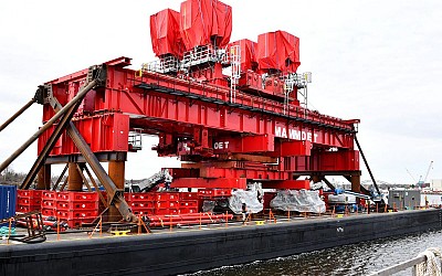 What is 110-foot tall red device that just arrived at Portsmouth Naval Shipyard?