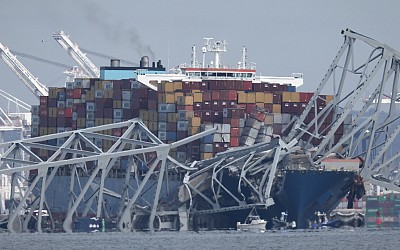 Loss of ship's power and stiff current may have led to bridge collision, experts say