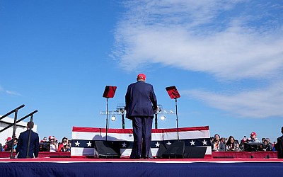 US-Wahlen im Ticker - Mitten in seiner Rede droht Trump plötzlich mit einem „Blutbad“