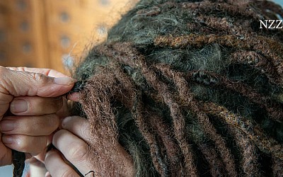 Bis zu drei Jahre Haft: Vor allem Schwarze werden in Frankreich wegen ihrer Frisur immer wieder diskriminiert. Das Parlament will das nun unter Strafe stellen