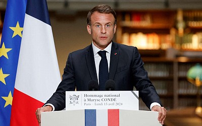 « Maryse Condé vivait dans l’attachement intranquille à la France », salue Emmanuel Macron lors d’un hommage national