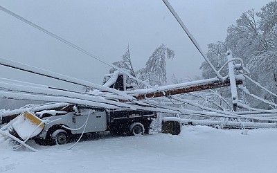 El Nor'easter provoca fuertes nevadas y cortes de suministro eléctrico a cientos de miles de personas mientras muchas carreteras permanecen intransitables