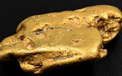 Treasure-hunter using a faulty metal detector discovered England's 'largest' gold nugget worth $38,000