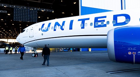 United Airlines tells Boeing to stop building max 10s and to switch to max 9s