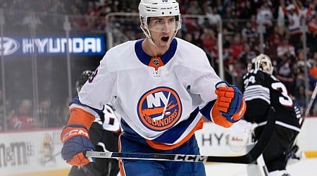 Islanders clinch a playoff spot with 4-1 win over Devils