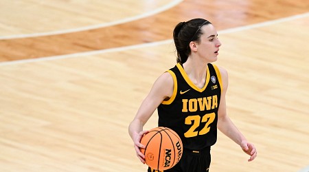 Iowa's Caitlin Clark Wins 2024 Wooden Award; 6th in WCBB to Win Back-to-Back Honors