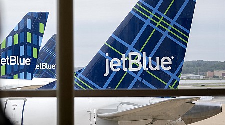 Boston bound JetBlue flight has close call on runway at Reagan National