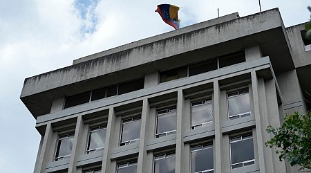 Venezuela shuts embassy in Equador over raid on Mexican embassy