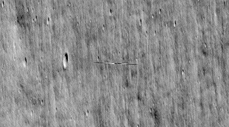 Aneinander vorbei rasende Weltraumsonden: LRO fotografiert Danuri im Mondorbit