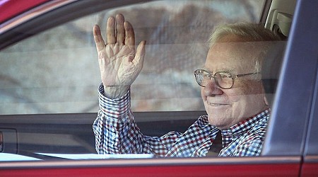 A police stop, a free hat, and a letter to GM's boss — here's the story of Warren Buffett's Cadillac upgrade