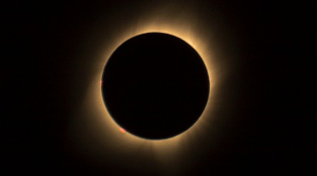 Digital exodus: Significant dip in Internet traffic observed during eclipse