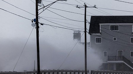 400,000 without power as deadly Nor'easter slams New England