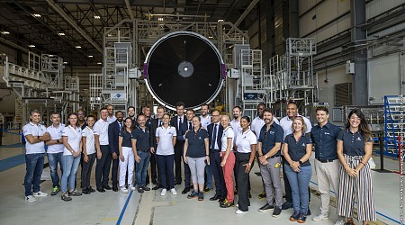 Group photo in front of the Ariane 6 core with French President