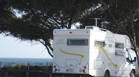 En Ibiza hay quienes están dejando sus casas en temporada alta para mudarse a caravanas. El motivo: alquilárselas a turistas
