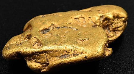 Treasure-hunter using a faulty metal detector discovered England's 'largest' gold nugget worth $38,000
