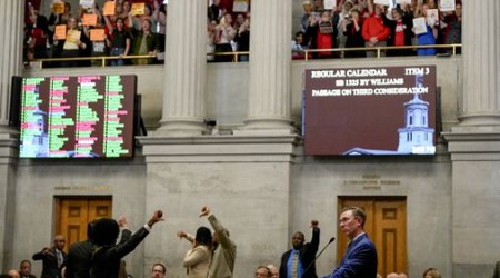 Tennessee lawmakers pass bill to allow armed teachers