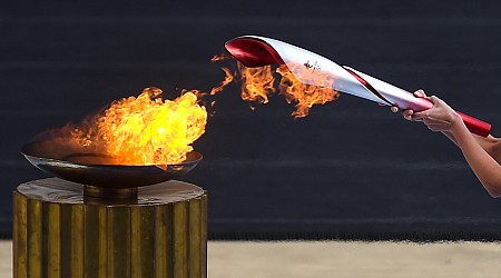 JO de Paris 2024 : Florent Manaudou premier porteur de la flamme olympique à son arrivée à Marseille