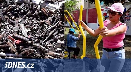 VIDEO: Houpačky z pistolí. V Peru přetavili zabavené zbraně v park
