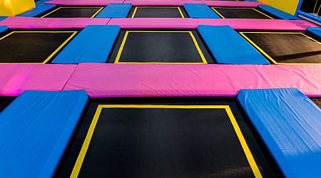 A dad records his young son's interaction with teens at the trampoline park, and people are loving it