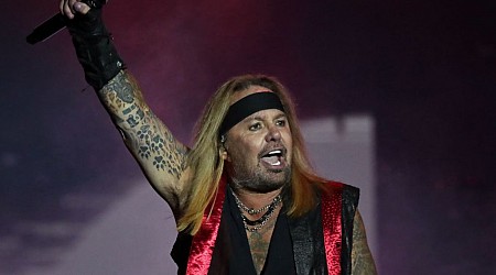 Mötley Crüe's Vince Neil falls at New Jersey comeback show