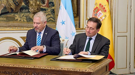 Albares firma con su homólogo de Honduras un acuerdo para el canje de permisos de conducir