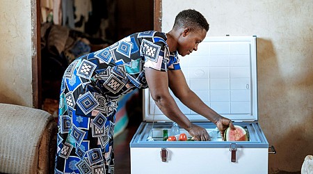 Solar-Powered Fridge Doesn’t Require Electricity And Can Run For 40 Hours Without Power