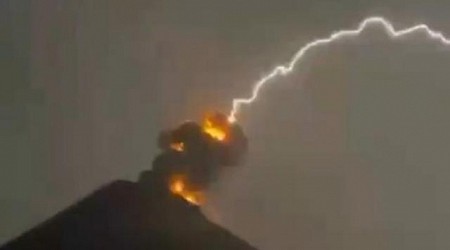 Un fulmine colpisce il vulcano durante l'eruzione