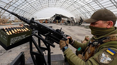 Ukrainians on pickup trucks are using machine guns designed in WWI to stop Russian drones