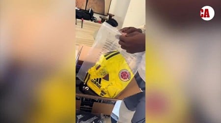 ¡De crack a crack! Jimmy Butler presume de una camiseta de Colombia firmada por James Rodríguez