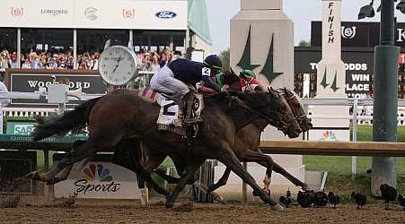 Mystik Dan wins the Kentucky Derby by a nose