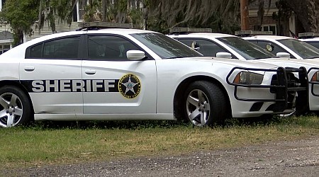 1 dead after pickup strikes tree in Beaufort Co. crash