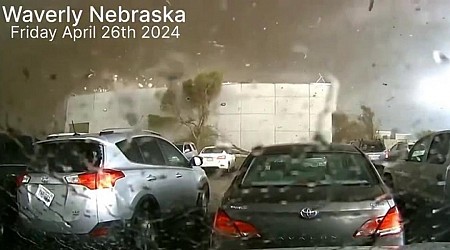 Un tornado arrasa un almacén en Nebraska