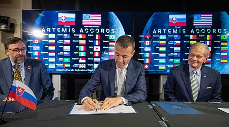 Peru and Slovakia sign the Artemis Accords