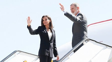 Felipe VI y su hombre de seguridad salen de tiendas y compran esta curiosa camisa para la reina Letizia