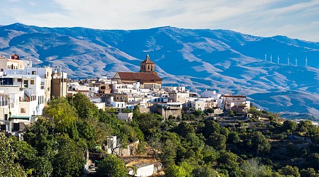 Es uno de los pueblos más bonitos de Almería y menos conocidos, y también un destino perfecto para senderistas