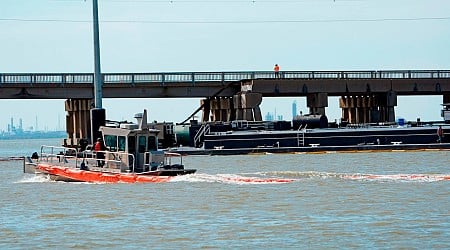 Cleanup underway for oil spill caused by barge collision on Texas bridge