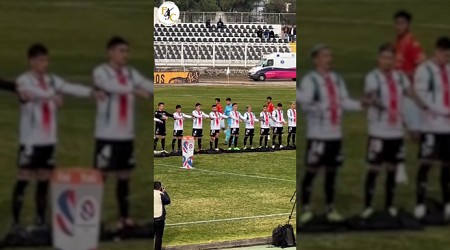 Los jugadores de Palestino salen con 'niños invisibles' al campo por la muerte de los niños en Gaza