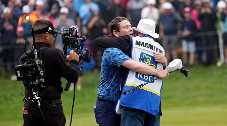 MacIntyre, with dad as caddie, wins Canadian Open