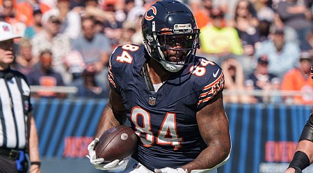 TE Lewis re-signs with Bears for 19th NFL season