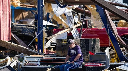 Deadly storms hit US over holiday weekend