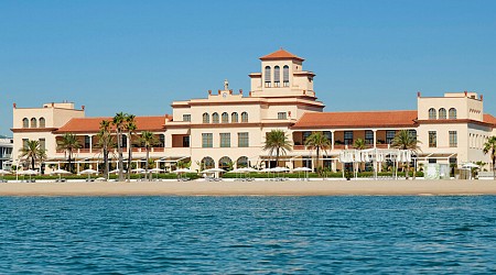 El restaurante frente al mar a 30 minutos de Barcelona alojado en un imponente Sanatorio Marítimo (y con un pescado muy fresco)