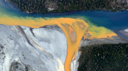 Los ríos de Alaska están sufriendo una extraña transformación visible desde el espacio: se están volviendo naranjas