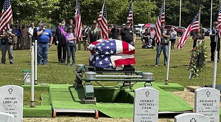 A US veteran died at a nursing home. Hundreds of strangers said goodbye