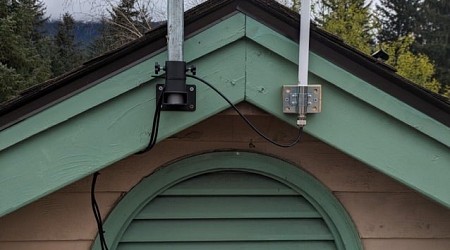 This roof-mounted Raspberry Pi tracks flights and photographs the aurora borealis