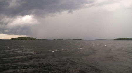 Algae blooms prompt 2 warnings along parts of New Hampshire's Lake Winnipesaukee